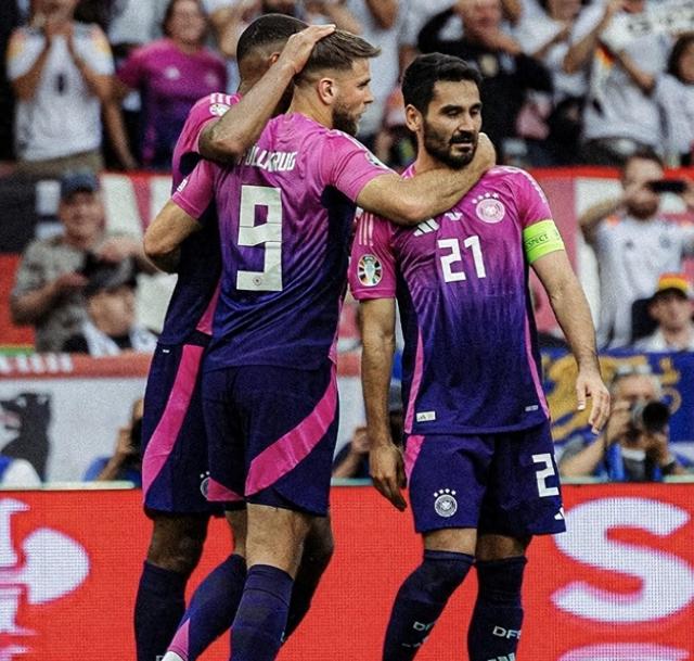 包含淘汰赛开启，欧洲杯竞争激烈无比的词条