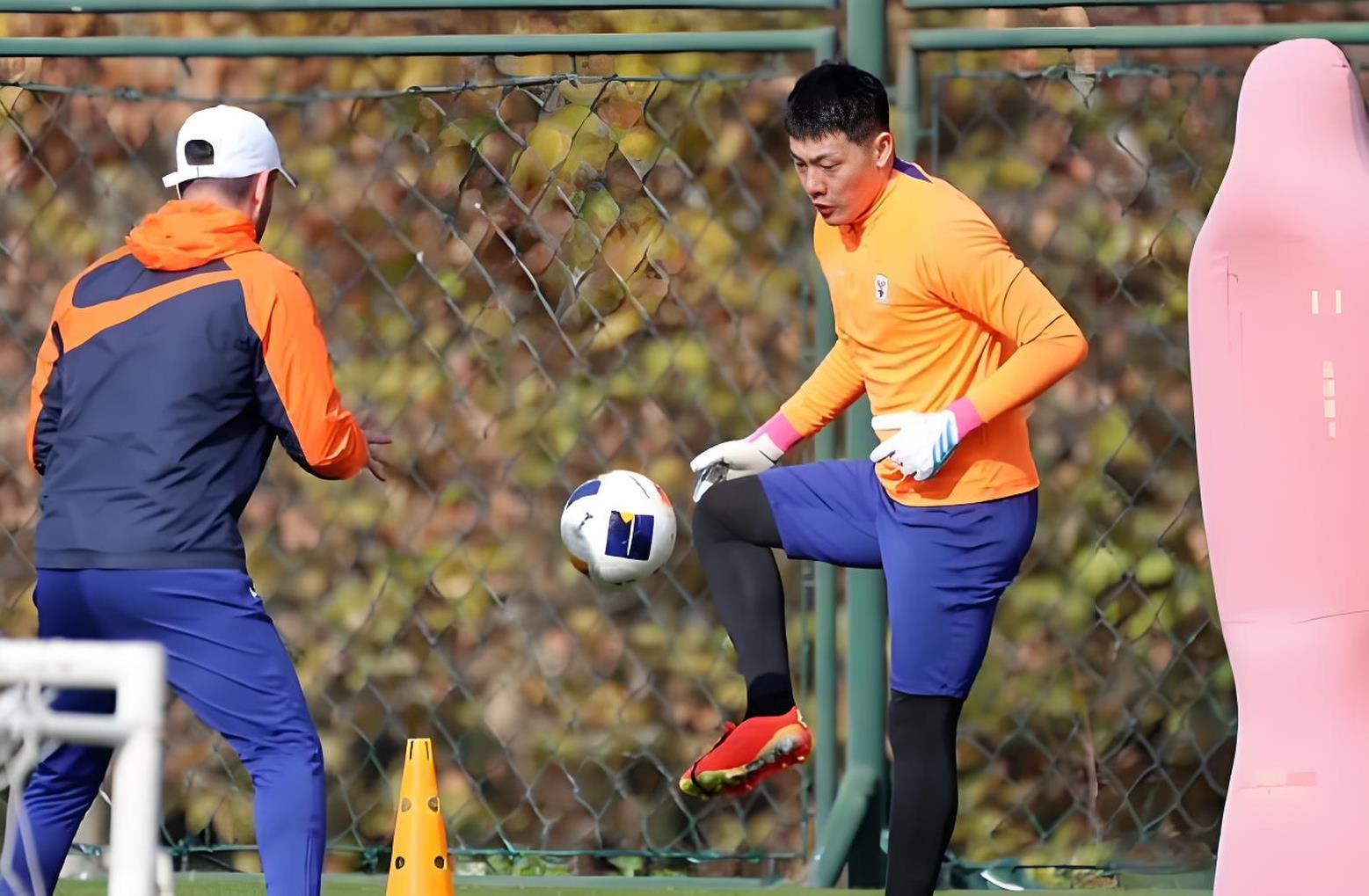 球队表现备受瞩目，球迷围绕赛事话题热烈讨论的简单介绍