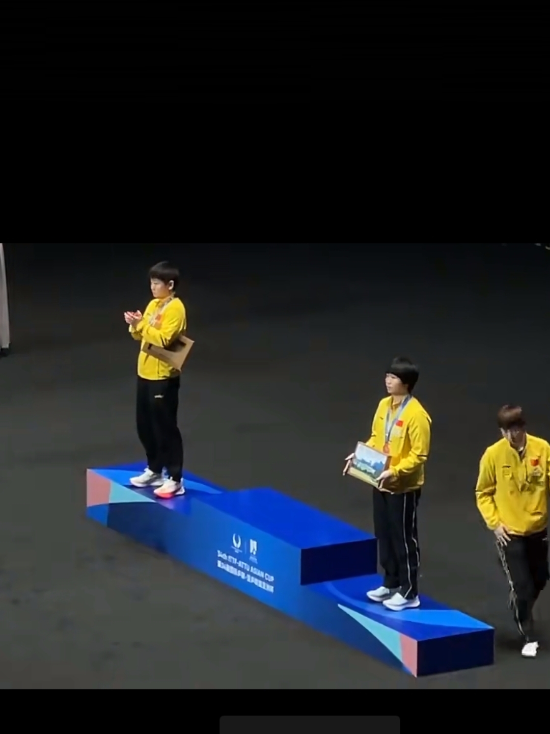 1xBit体育官网登录网址-球员们在场上争分夺秒,向胜利奋勇前进