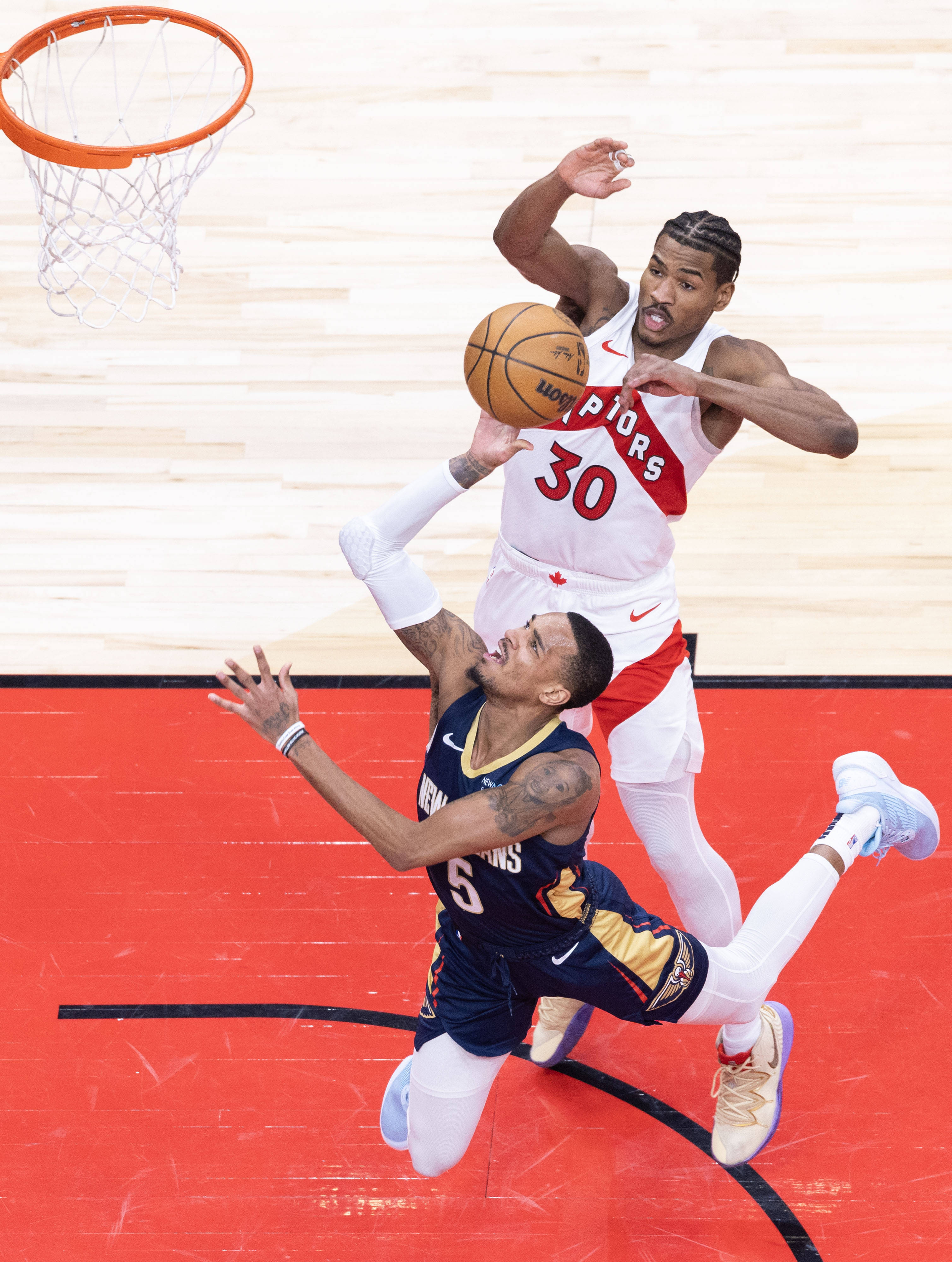 包含猛龙面对雄鹿逆转成功，晋级东部决赛的词条