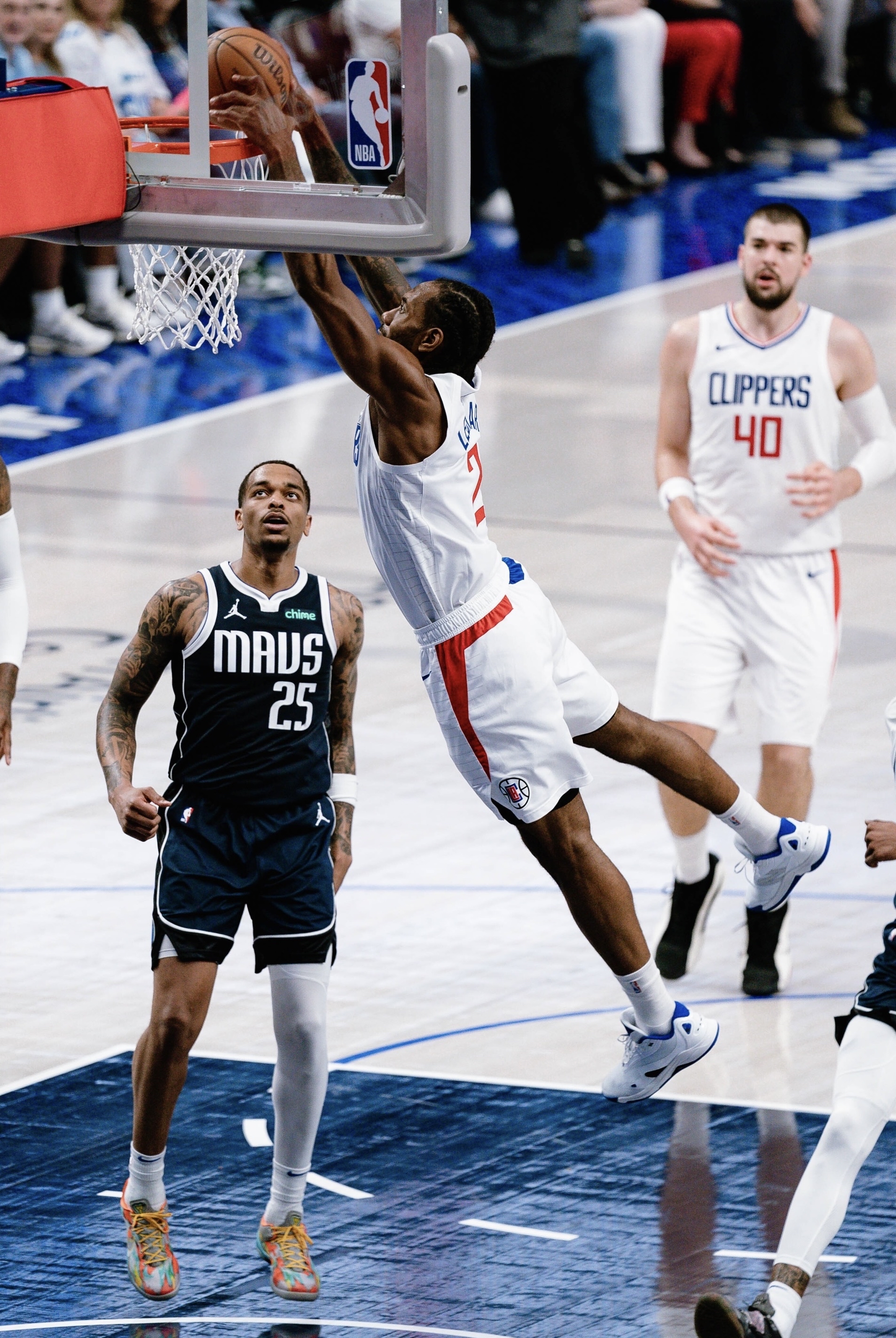 NBA比赛中发生的激烈对垒场面回顾