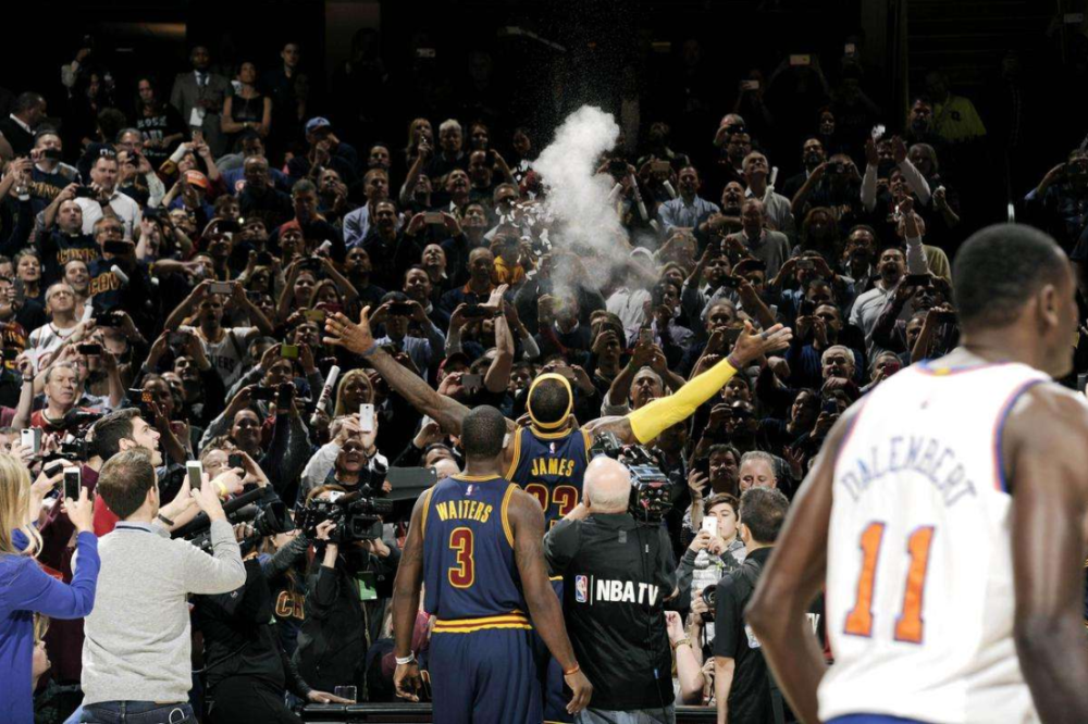 关于波尔多俱乐部球迷纷纷前往球场观战的信息