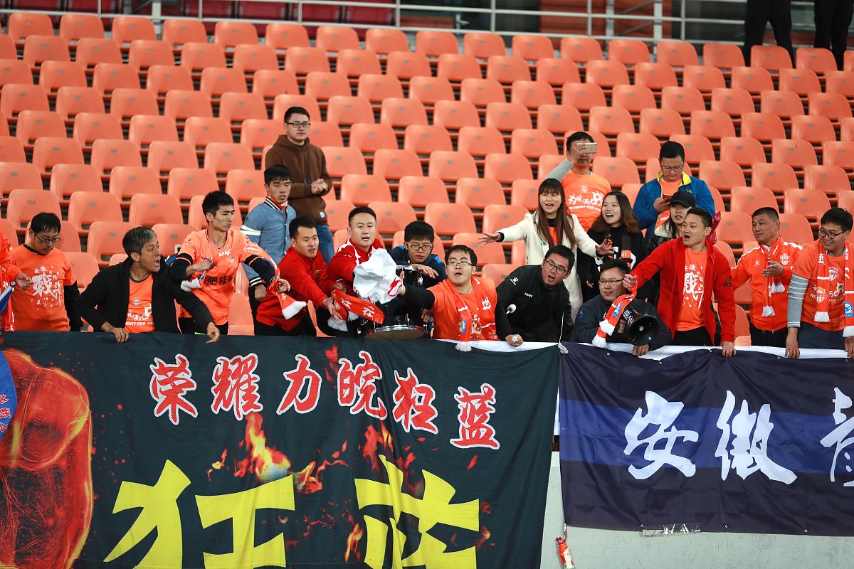 包含精彩一幕！球员们的拼搏精神感动观众的词条