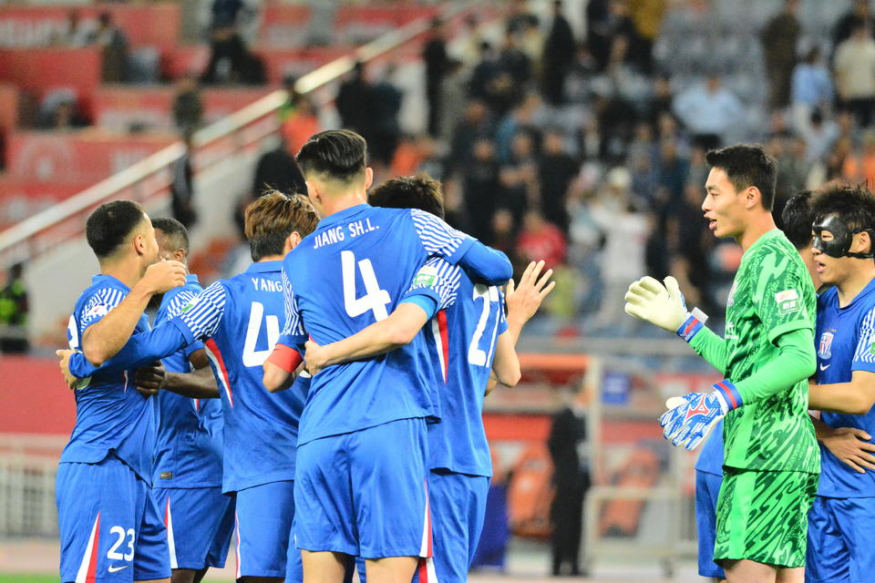 申花队大胜贵州，球员们庆祝满场