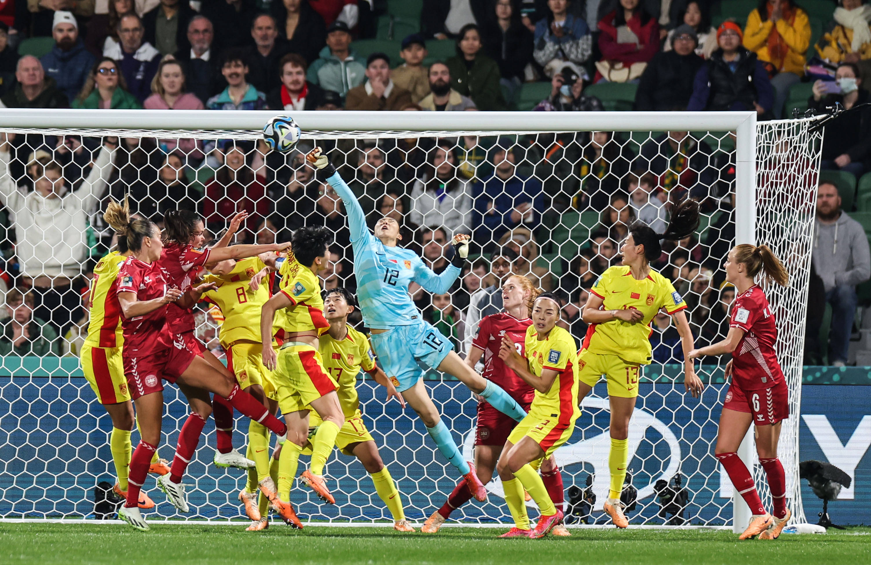 丹麦女足队员勇拼智逆转胜利，晋级决赛